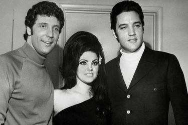 Elvis Presley et Priscilla posent avec le chanteur Tom Jones, en 1967