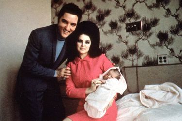 « Elvis Presley était un père cool, qui sur-gâtait notre fille », a confié Priscilla Presley au «Huffington Post» en 2015, ajoutant qu'il compensait son absence par des cadeaux : « C'était l'aspect le plus difficile de notre vie. C'est moi qui élevais notre fille. » 