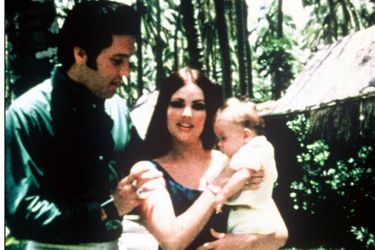 Elvis Presley avec sa femme Priscilla et sa fille Lisa Marie en 1969