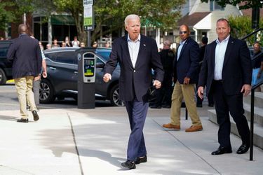 Joe Biden trottinant pour montrer qu&#039;il allait bien après sa chute lors d&#039;une sortie à vélo à Rehoboth Beach, dans le Delaware, le 18 juin 2022.