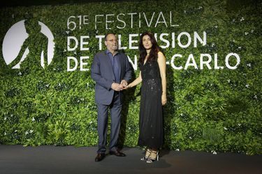 Jean Reno et sa femme Zofia Borucka au photocall de la série "Un Asunto Privado" au Festival de Télévision de Monte Carlo, à Monaco, le 18 juin 2022.