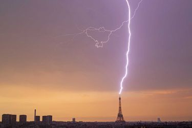 La tour Eiffel frappée par la foudre, dimanche 19 juin 2022.