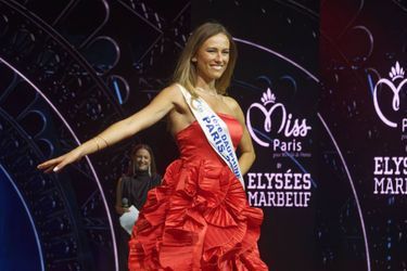 Camille Journet (1ère dauphine de Miss Paris 2021) lors de l&#039;élection de Miss Paris 2022 au cabaret Lido sur les Champs-Elysées à Paris, le 19 juin 2022.
