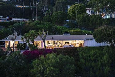 Emma Stone a vendu sa demeure, située à Los Angeles, pour la somme de 4,5 millions de dollars, soit près de 4,3 millions d'euros.