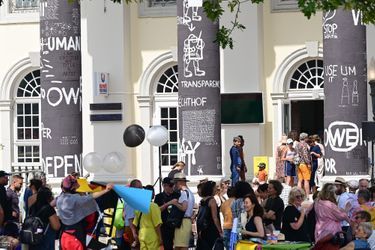 Des visiteurs arrivent à la foire d&#039;art contemporain Documenta, le 18 juin 2022.