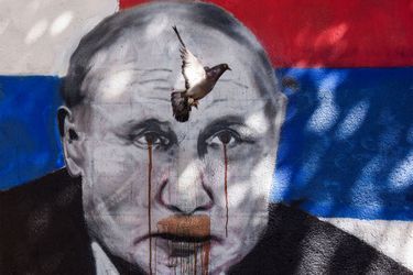 Une fresque vandalisée montre Vladimir Poutine à Belgrade, en Serbie, le 20 juin 2022.