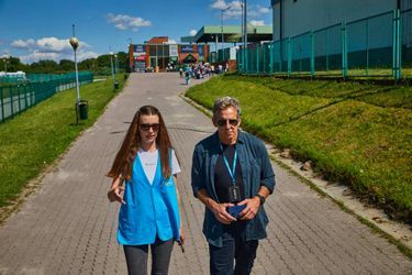Ben Stiller à Medyka, à la frontière polono-ukrainienne, à la rencontre des employés et bénévoles d'un centre psychosocial de l'UNHCR, le 18 juin 2022.