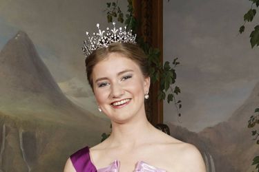 La princesse Elisabeth de Belgique, coiffée du diadème offert par ses parents pour ses 18 ans, à Oslo le 17 juin 2022