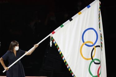 Anne Hidalgo avec le drapeau des Jeux Olympiques, à Tokyo, l&#039;été dernier.