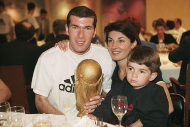 Le 12 juillet 1998, Zidane, alors âgé de 26 ans, offre une Coupe du monde à l&#039;équipe de France en signant un doublé de la tête contre le Brésil, largement dominé en finale (3-0). Un événement historique célébré avec sa femme Véronique et leur fils Enzo, à la Fédération Française de Football. 