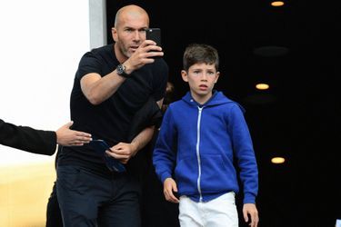 Zidane et son quatrième fils Elyaz, né le 26 décembre 2005 à Madrid, assistent au match amical France - Belgique, au Stade de France, le 7 juin 2015.