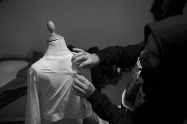 Ivan Yaghobzadeh travaille dans son atelier pour un salon à la cité de la Mode Paris 2017.