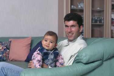 Un an après leur mariage, le couple accueille son premier enfant, Enzo. Prénom qui rend hommage à Enzo Francescoli, l&#039;idole d&#039;enfance de Zidane. Le petit garçon naît le 24 mars 1995 à Bordeaux, ville dans laquelle les deux tourtereaux se sont unis. 