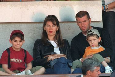 Dans les tribunes de Roland-Garros en 2001, Zinédine Zidane profite d&#039;une pause sportive aux côtés de sa femme Véronique, leurs fils Enzo (6 ans) et Luca (3 ans). 
