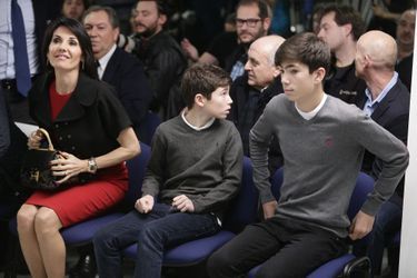 Le 4 janvier 2016, dix ans après avoir pris sa retraite sportive, Zinédine Zidane est nommé comme l'entraîneur du Real Madrid et remplace ainsi Rafael Benítez. Pour cette cérémonie, qui s'est tenue au Stade Santiago-Bernabéu, le papa pouvait compter sur le soutien de sa femme Veronique et ses enfants, Théo et Elyaz.