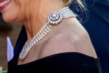 Le fermoir du collier de la reine Maxima des Pays-Bas, à La Haye le 20 juin 2022