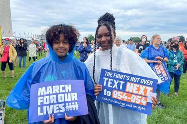 Deux adolescentes américaines manifestent à Washington