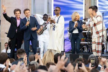 Emmanuel et Brigitte Macron, sur scène aux côtés de Jack Lang, Youssou N&#039;Dour et Charlie Winston.