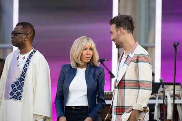 Brigitte Macron, sur scène avec Youssou N'Dour et Charlie Winston.