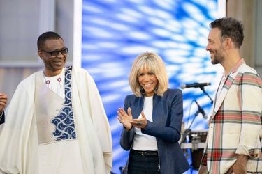 Brigitte Macron, sur scène avec Youssou N&#039;Dour et Charlie Winston.
