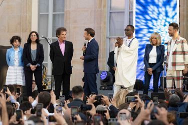 De gauche à droite : Monique Lang, Rima Abdul Malak, Jack Lang, Emmanuel Macron,  Youssou N'Dour, Brigitte Macron et Charlie Winston.