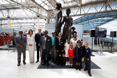 Kate Middleton et le prince William marquent le Windrush Day en inaugurant une nouvelle statue à la gare de Waterloo, à Londres le 22 juin 2022.