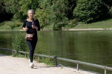 Jogging hebdomadaire au bois de Boulogne, le 11 juin. Elle protège sa vie privée : son fils, Nathan, 30 ans, et son compagnon qui vit entre Paris et la Bretagne.