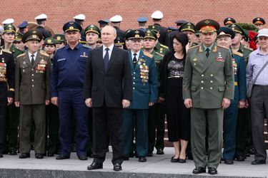Le président russe Vladimir Poutine et le ministre de la Défense Sergueï Choïgou assistent à une cérémonie de dépôt de gerbes à Moscou, le 22 juin.
