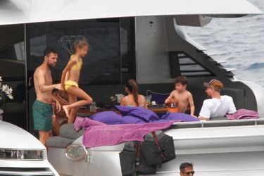 Lionel Messi, Cesc Fabregas et leurs épouses, le 21 juin 2022 au large d'Ibiza.