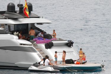 Lionel Messi, Cesc Fabregas et leurs familles respectives, le 21 juin 2022 au large d'Ibiza.