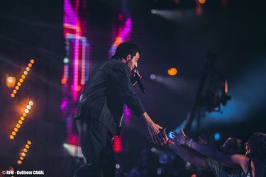 Amir au RFM Music Show à Levallois-Perret, le 18 juin 2022. 