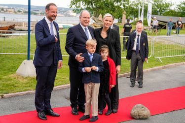 La princesse Charlène, le prince Albert II, le prince Jacques et la princesse Gabriella de Monaco avec le prince héritier Haakon de Norvège, à Oslo le 22 juin 2022