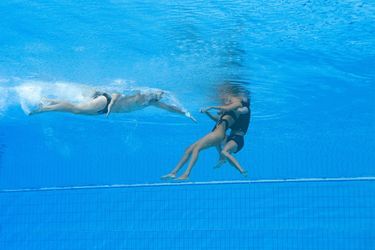 Anita Alvarez ne respirait plus après sa performance lors de la finale de natation synchronisée solo libre, et a sombré dans le fond du bassin. Son entraîneure Andrea Fuentes s&#039;est alors jetée à l&#039;eau pour la secourir.