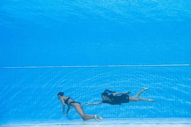 Anita Alvarez ne respirait plus après sa performance lors de la finale de natation synchronisée solo libre, et a sombré dans le fond du bassin. Son entraîneure Andrea Fuentes s&#039;est alors jetée à l&#039;eau pour la secourir.
