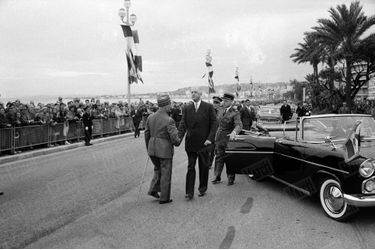 Le Général en terre conquise... Ce 23 octobre 1960, la foule, massée depuis des heures, aperçoit enfin son président, Charles de Gaulle, qui salue ici un officier, au beau milieu de la Promenade des Anglais. Deux ans après son élection, le Général est en voyage officiel dans la région. Ce n’est pas une première : le 20 avril 1945, alors chef du gouvernement provisoire, il apporte aux Niçois les encouragements de la nation. Trois ans plus tard, il livrera un grand discours sur la place Massena et en 2011, une statue de bronze à son effigie sera installée sur une place qui porte son nom, au cœur du quartier Libération, où se sont déroulés de nombreux combats, le 28 août 1944.
