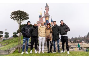 Zinédine Zidane aux côtés de sa femme Véronique et leurs enfants, Enzo, Luca, Théo et Elyaz à Disneyland Paris, le 5 mars 2022.