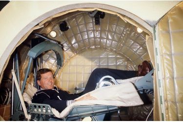 Jean-Loup Chrétien s’entraîne dans la capsule du vaisseau Soyouz T-6, à bord du duquel il rejoindra la station spatiale Saliout 7.