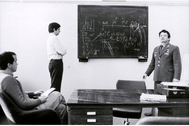 L’entraînement intensif comprend aussi des cours théoriques. Ici, le cosmonaute soviétique Leonid Kizim détaille une théorie mathématique à Patrick Baudry (assis à g.) sous l’œil de son collègue Vladimir Soloviov.