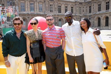 Edgar Ramirez, Jessica Biel et son mari Justin Timberlake, Omar Sy et sa fille Selly au défilé Louis Vuitton Homme printemps-été 2023, à Paris, le 23 juin 2022.