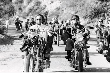 Les Saudowers de Los Angeles sont aussi redoutés que les Black Angels de San Francisco. Ouvriers pour la plupart, munis de poignards, ils roulent chaque week-end en groupe sur leurs Harley-Davidson et c’est toute la tradition du Far West qui resurgit.