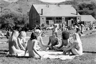 En janvier 1971, dans ce camp de naturistes californien, on ne parle que de libération sexuelle. Partout des cliniques ou des clubs se sont créés pour guérir les inhibitions.