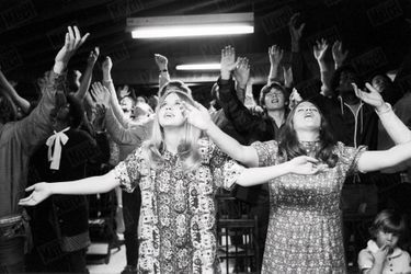 Des milliers de jeunes recréent à leur manière le christianisme des premiers siècles et chantent les louanges du Christ sur des airs pop.