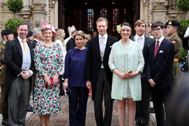 La grande-duchesse Maria-Teresa et le grand-duc Henri de Luxembourg encadrés des princes Guillaume, Louis et Gabriel et des princesses Stéphanie et Alexandra à Luxembourg, le 23 juin 2022