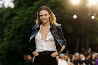 Cara Delevingne au défilé printemps-été 2023 de la marque AMI (Alexandre Mattiussi) à la Fashion Week de Paris, le 23 juin 2022. 