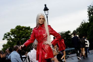 Le top américain Kristen McMenamy au défilé printemps-été 2023 de la marque AMI à la Fashion Week de Paris, le 23 juin 2022. 