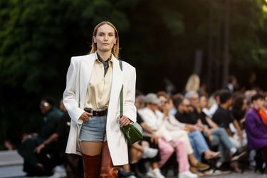Ana Girardot au défilé printemps-été 2023 de la marque AMI (Alexandre Mattiussi) à la Fashion Week de Paris, le 23 juin 2022. 