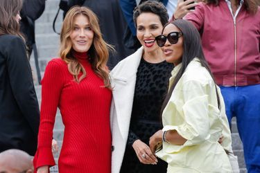 Carla Bruni, Farida Khelfa et Naomi Campbell au défilé printemps-été 2023 de la marque AMI (Alexandre Mattiussi) à la Fashion Week de Paris, le 23 juin 2022. 