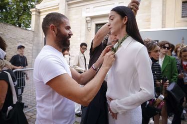 Alexandre Mattiussi et le mannequin Maria Carla Boscono au défilé printemps-été 2023 de la marque AMI à la Fashion Week de Paris, le 23 juin 2022. 