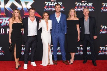 Samantha Hemsworth, Luke Hemsworth, Elsa Pataky, Chris Hemsworth, Leonie Hemsworth et Craig Hemsworth à la première mondiale du film "Thor: Love and Thunder" à Hollywood, le 23 juin 2022. 