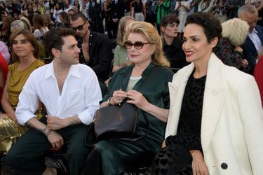 Xavier Dolan, Catherine Deneuve et Farida Khelfa le 23 juin 2022 au défilé AMI à Paris.